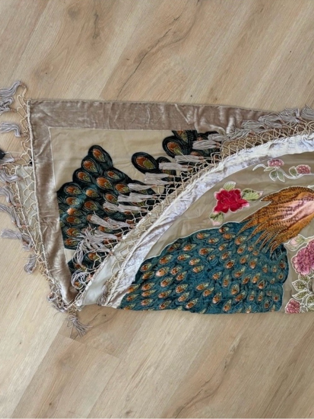 🔴 Elegant Peacock Embroidered
Shawl - Picture 9 of 15